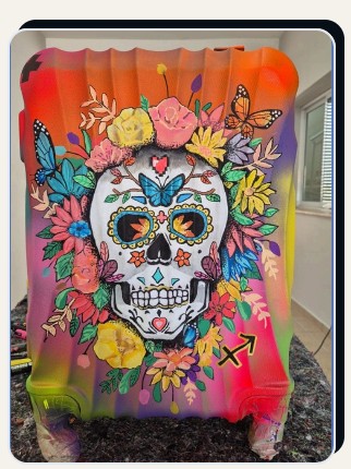 Mala customizada com caveira floral