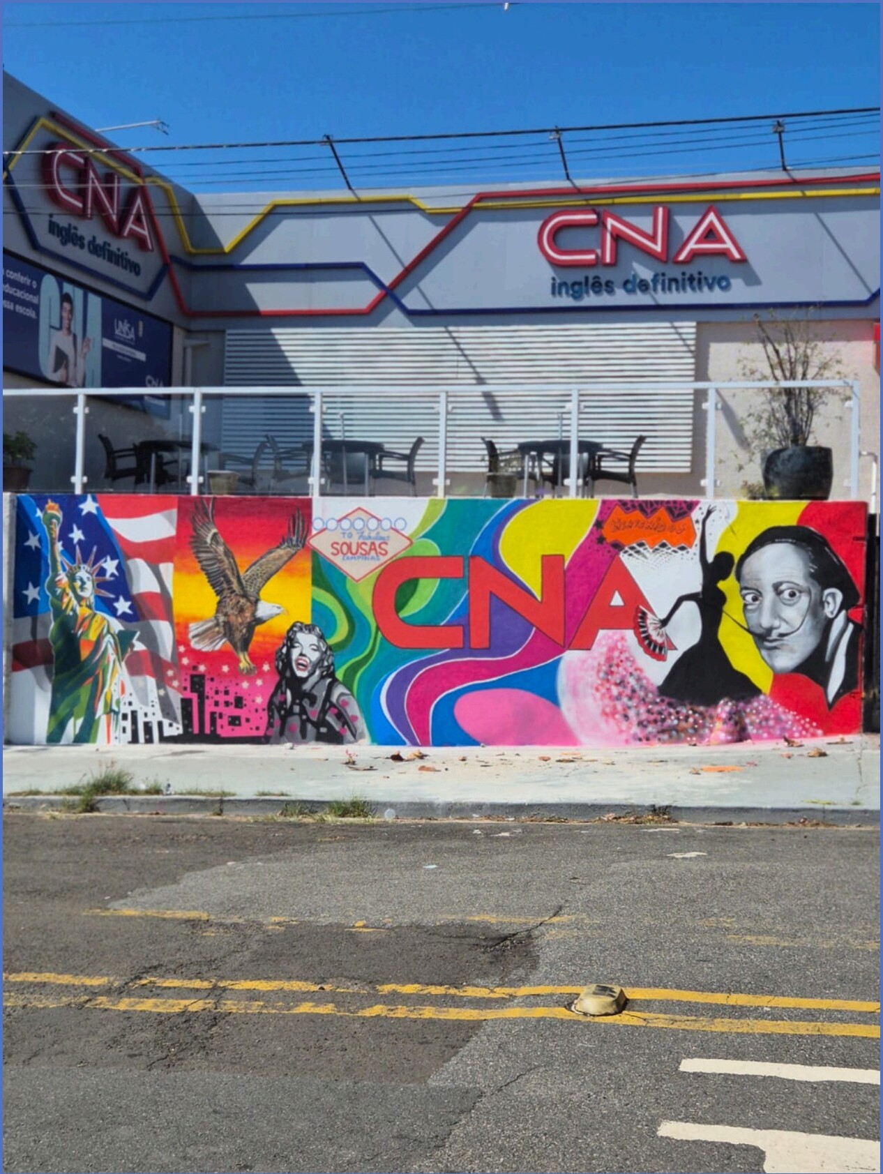 Mural com ícones culturais — fachada CNA