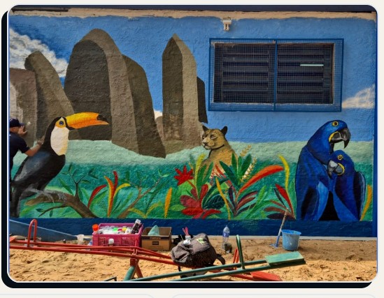 Mural de praia com palmeiras e céu roxo