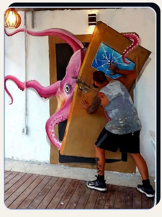 Polvo rosa saindo da parede