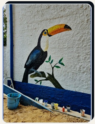 Tucano pintado em parede de praia